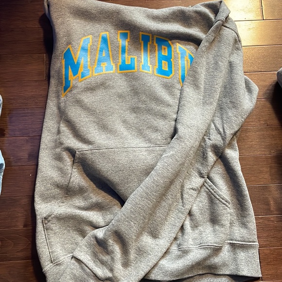 Two Malibu hoodies size men’s medium. (Both hoodies size medium) - Picture 4 of 5